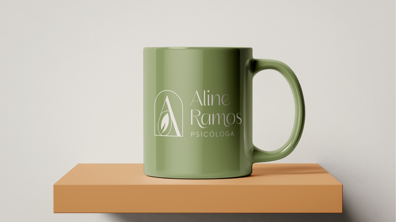 Caneca com aplicação da identidade visual de Aline Ramos